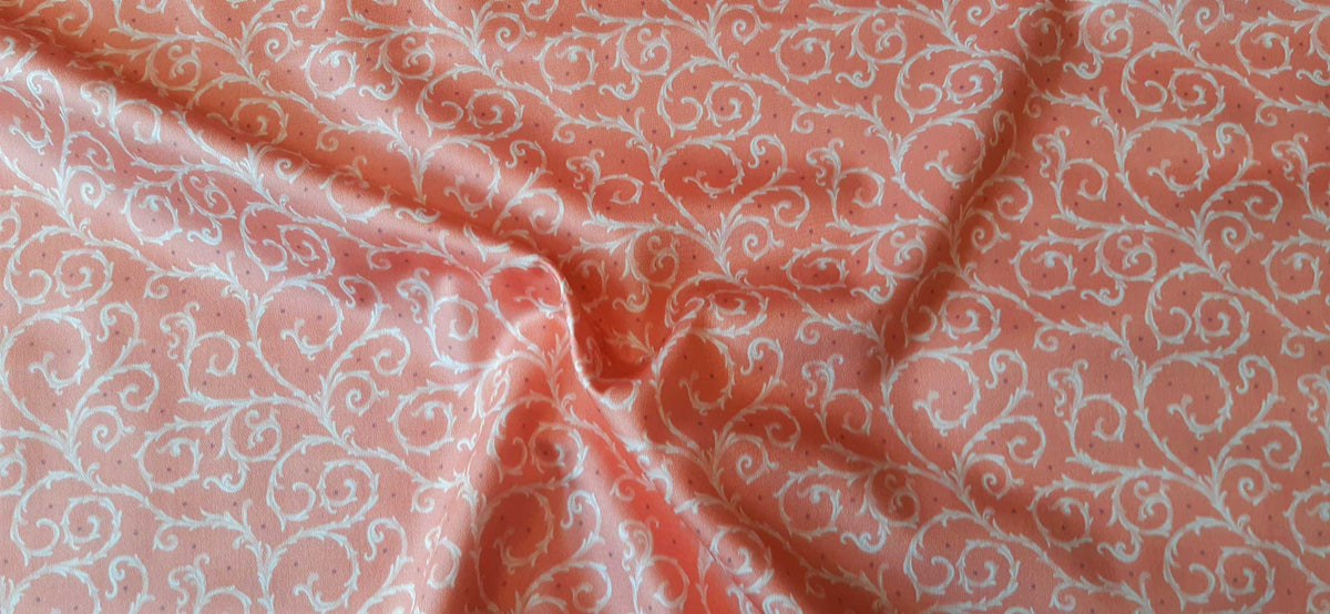 Mako-Satin, Meterware, Baumwolle,  Dornenhecke, lachsrosa mit weißen Ranken und violetten Pünktchen, zwei Mustergrößen. Baumwollsatin, glänzend, für elegante Bettwäsche, Blusen, Hemden, Kleider