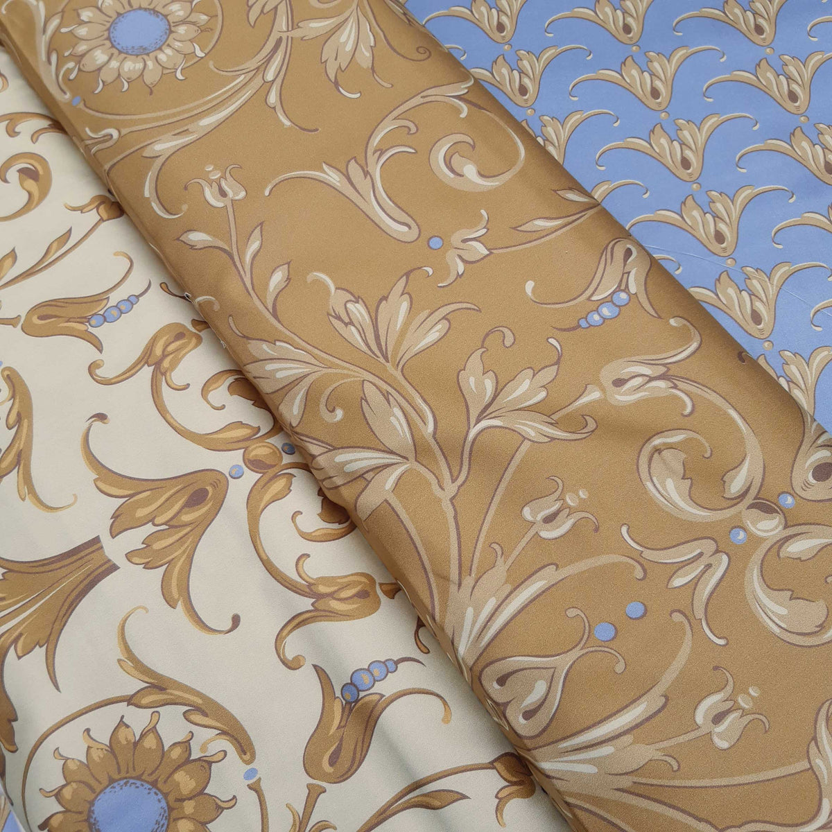 Mako-Satin, Meterware, Baumwolle,  Muster "Feldblume" in der Farbstellung "Heublume", Vanillegelb/Goldbraun, glänzender Baumwollsatin, Ranken, blau, creme, Bettwäsche, Kleider