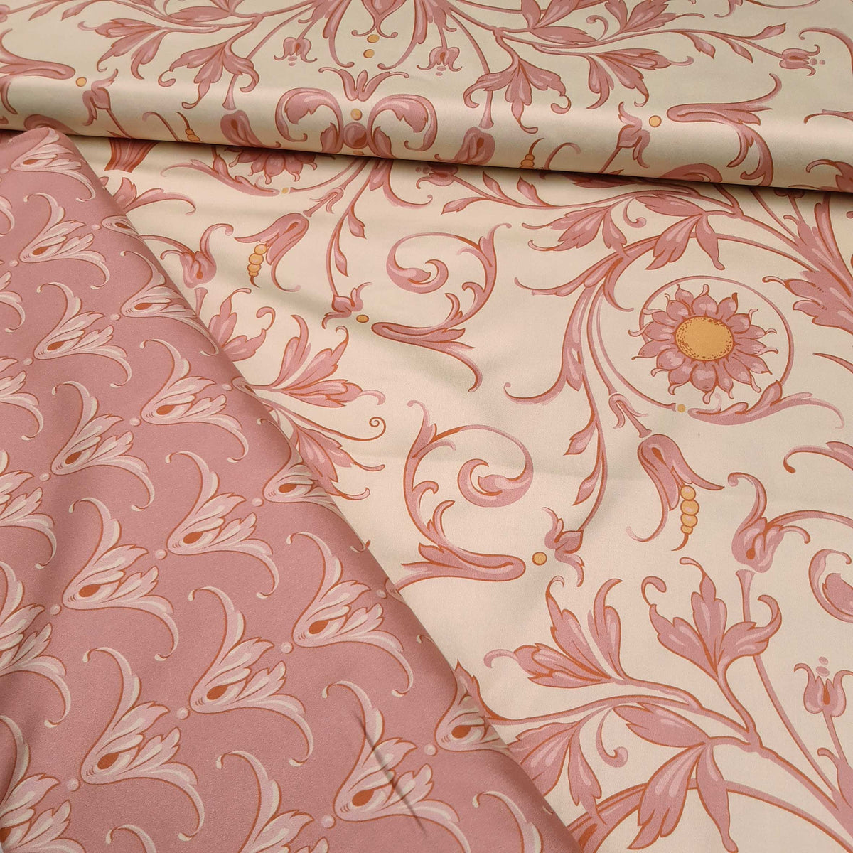 Mako-Satin, Meterware, Baumwolle,  Muster "Feldblume" in der Farbstellung "Barockgeflüster", Vanille-Altrosa-gelb, glänzender Baumwollsatin, Ranken, Blumen floral, Bettwäsche, Kleider