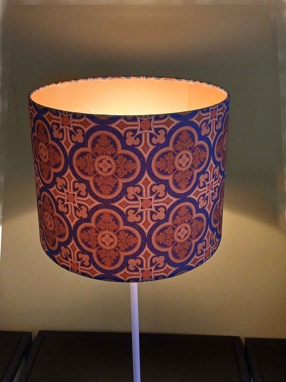 Lampenschirm, Muster "Herrenhaus.  30/40cm x 23cm, Navy/Brauntöne, Innenseite in mattem Goldton