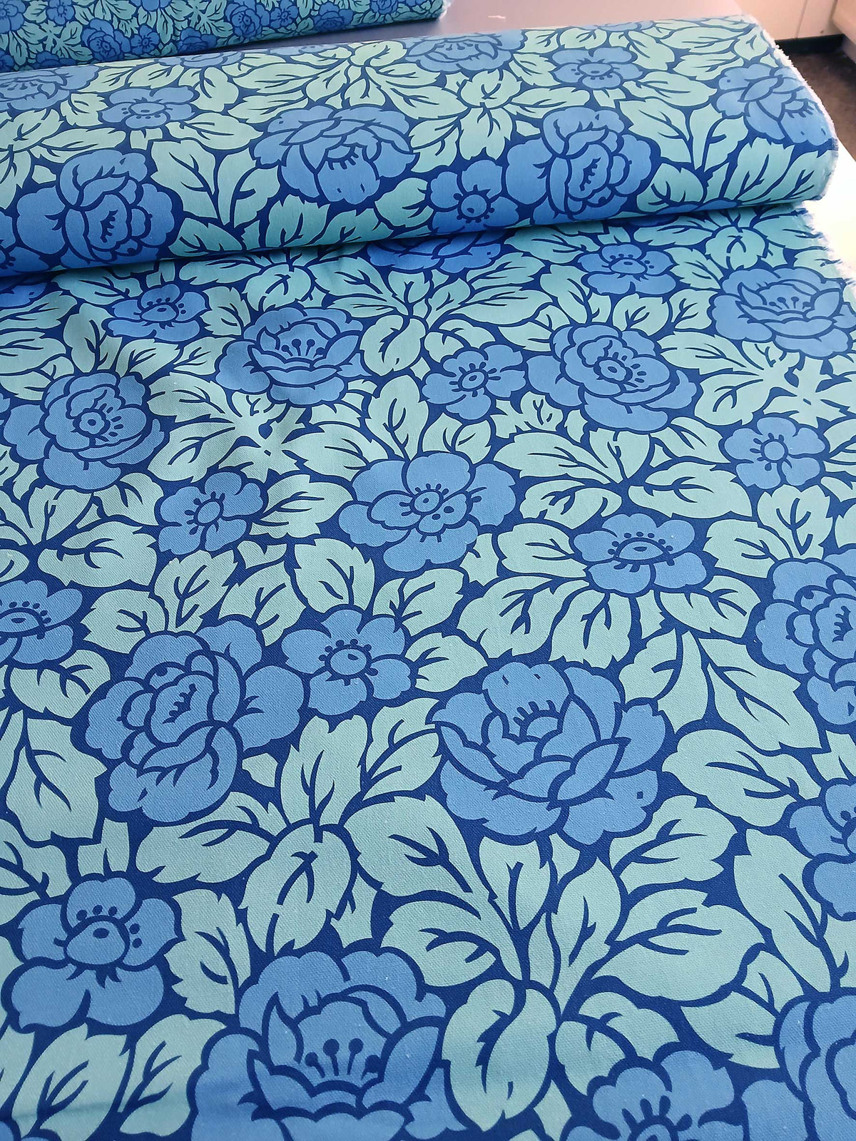 Halbpanama, Meterware, Baumwollstoff, Rosenmuster, Jugendstil, zwei Mustergrößen, blau/aqua/wasserblau