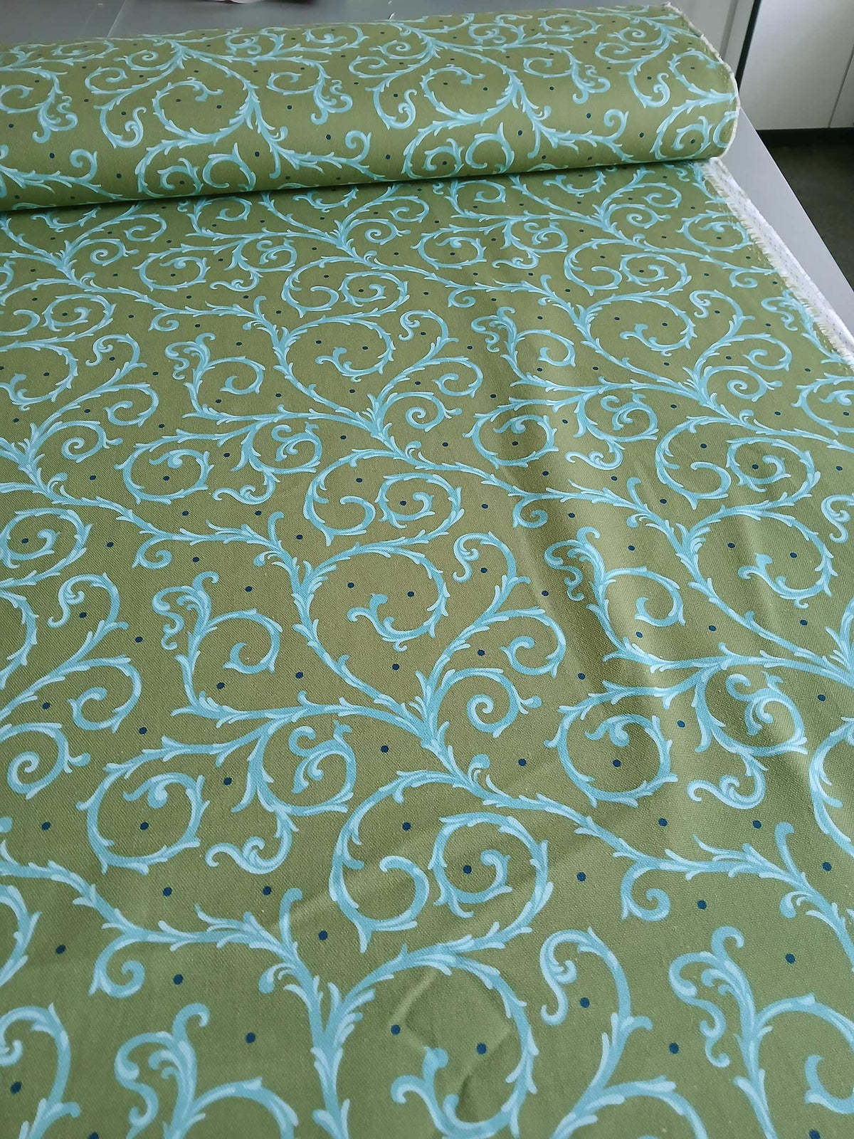 Halbpanama, Meterware, Motiv "Dornenhecke", Grün mit türkisfarbigen Ranken und dunkelblauen Pünktchen, Baumwollstoff, aqua, navy, grün, Kissen, Taschen, Tischdecken, Trachten