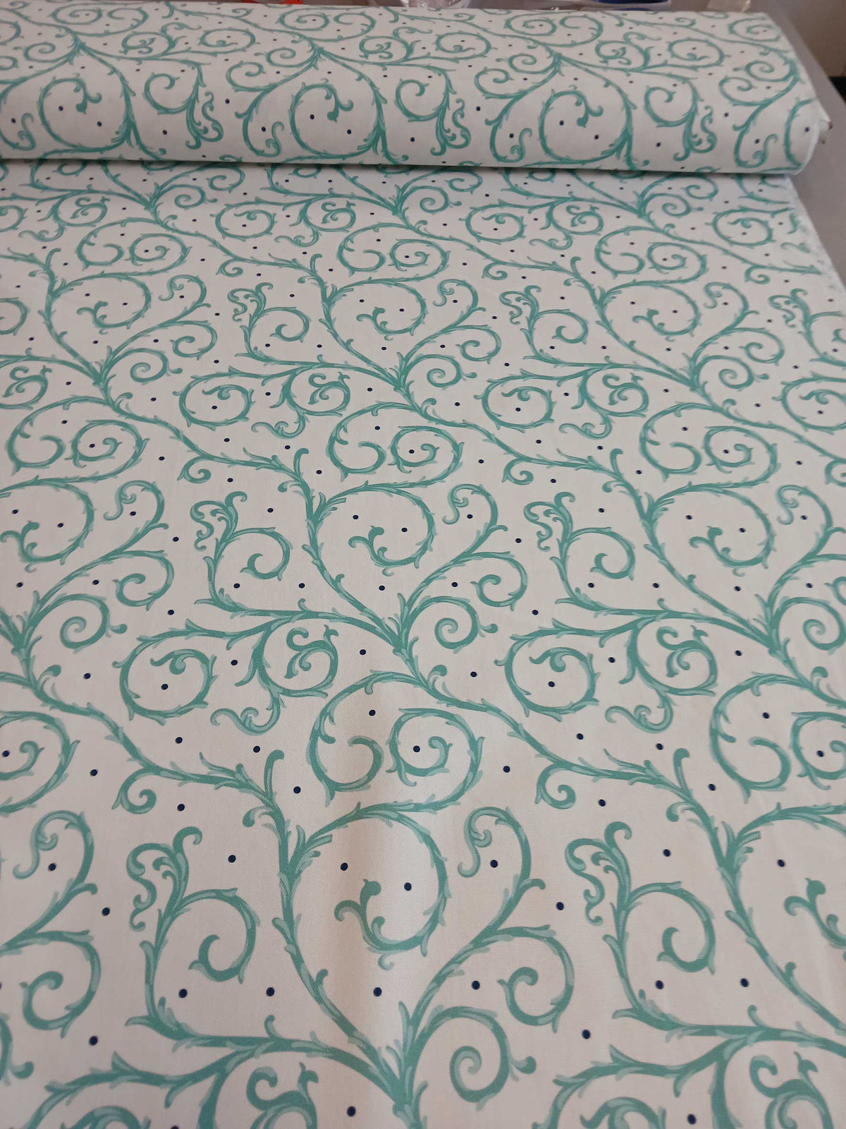 Halbpanama, Meterware, Motiv "Dornenhecke", Weiß mit türkisfarbigen Ranken und dunkelblauen Pünktchen, 200g/qm, Baumwollstoff, Tischdecken, Taschen, Dirndl, Trachten, Kissen aqua
