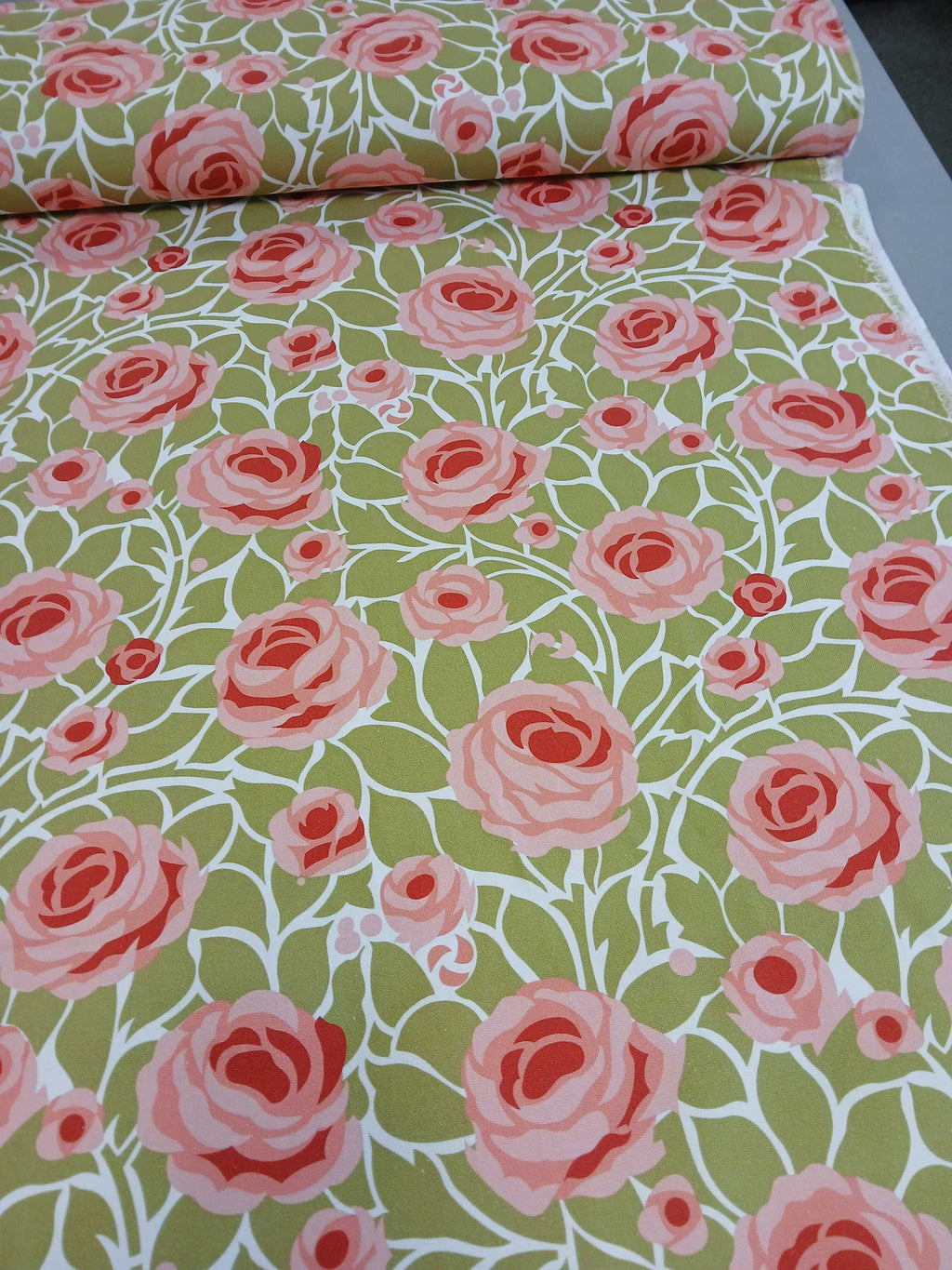 Halbpanama, Meterware, Baumwollstoff, weiß-grün-Rosatöne, Rosen, Landhausstil, Muster "Weg zum Turm", für Kissen, Taschenprojekte, Tischdecken