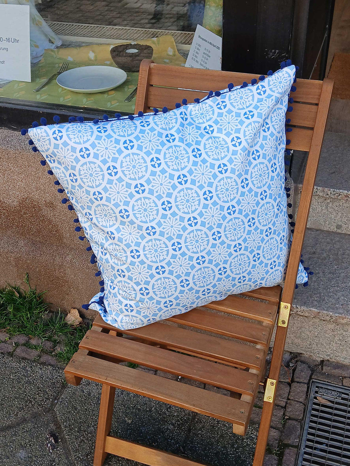 Kissenhülle, 50 x 50cm, Motiv "Schnee-2", mit dunkelblauen  Pompons, verdeckter Reißverschluß, Baumwollstoff
