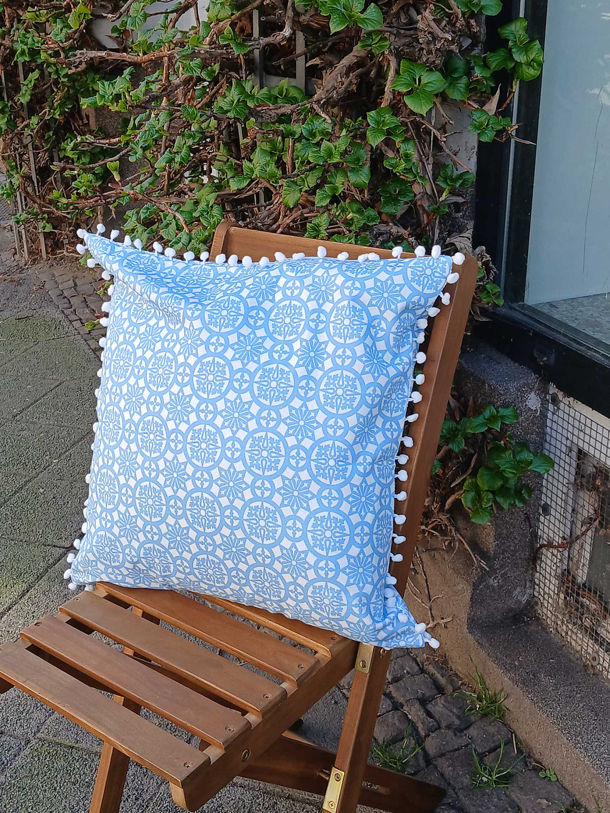 Kissenhülle, 50 x 50cm, Motiv "Schnee-1", mit weißen  Pompons, verdeckter Reißverschluß, Baumwollstoff
