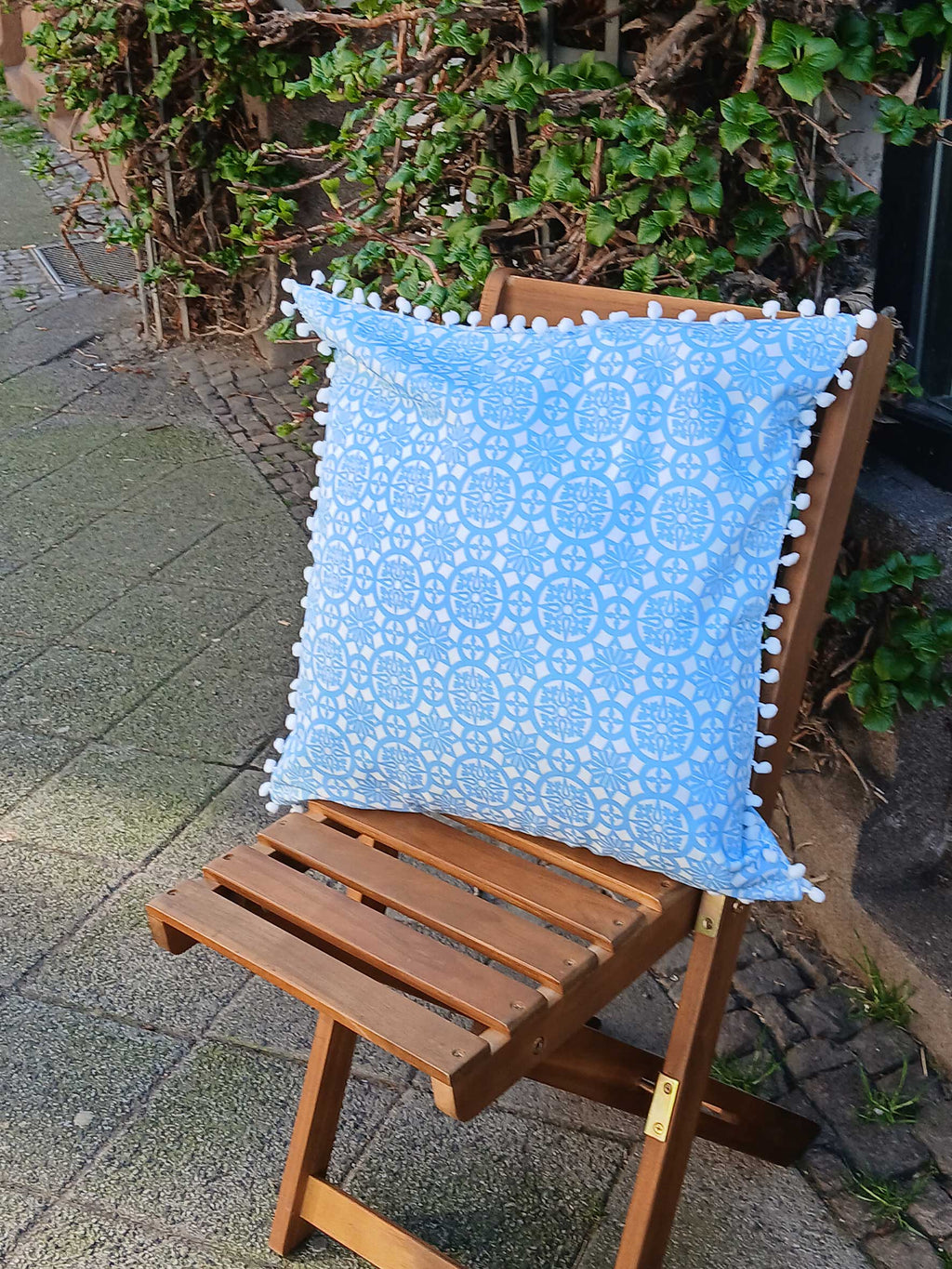 Kissenhülle, 50 x 50cm, Motiv "Schnee-1", mit weißen  Pompons, verdeckter Reißverschluß, Baumwollstoff