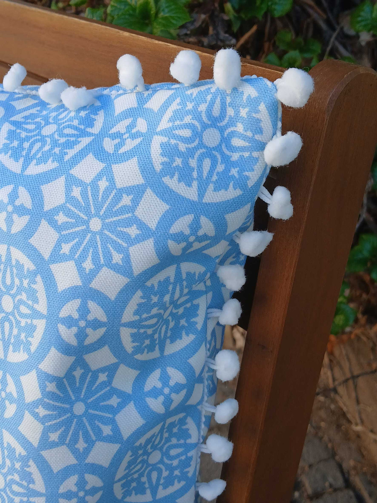 Kissenhülle, 50 x 50cm, Motiv "Schnee-1", mit weißen  Pompons, verdeckter Reißverschluß, Baumwollstoff