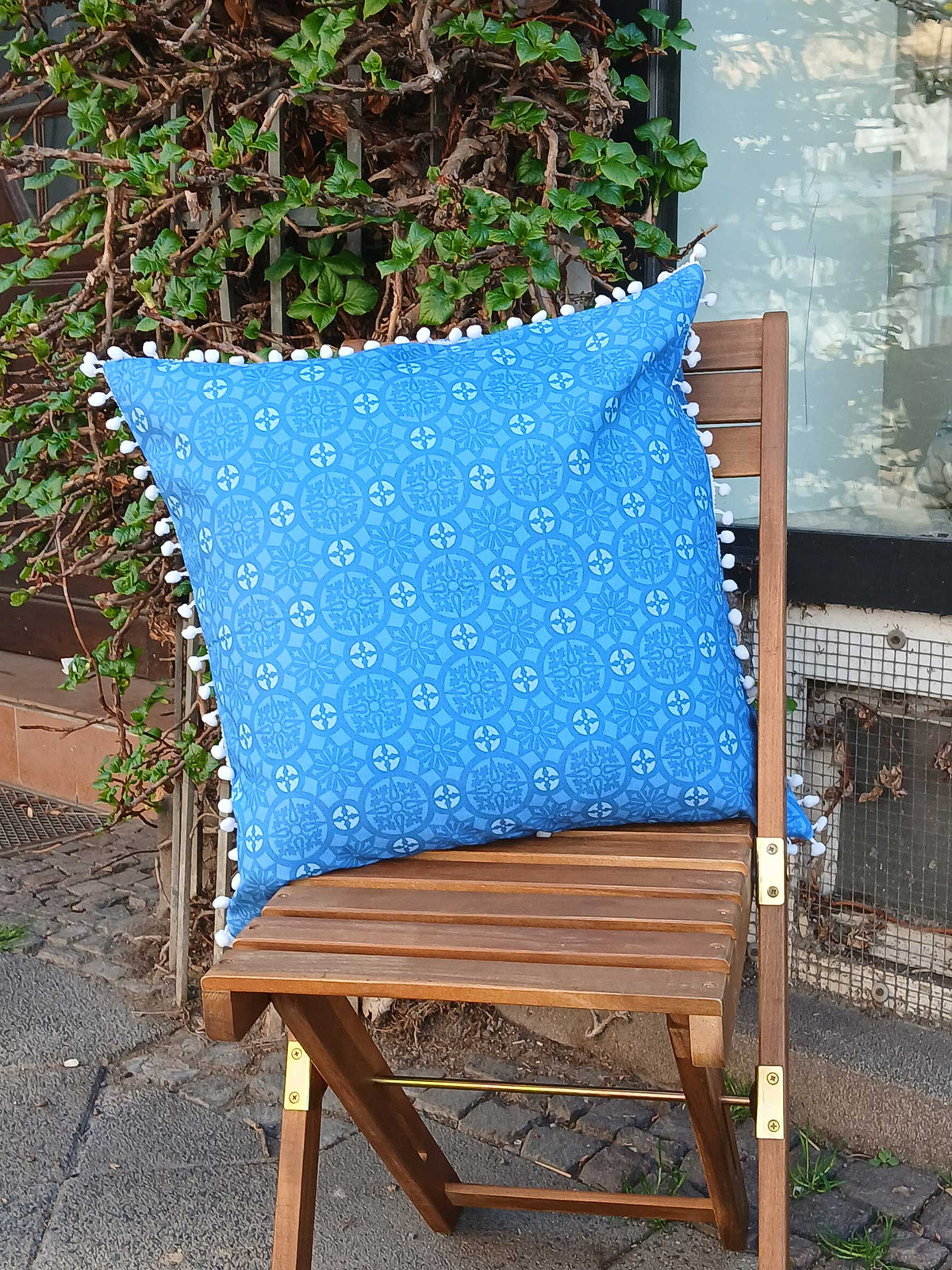 blaue Kissenhülle, 50 x 50cm, geometrisches Muster "Schnee-4", mit weißen Pompons, verdeckter Reißverschluß, Baumwollstoff