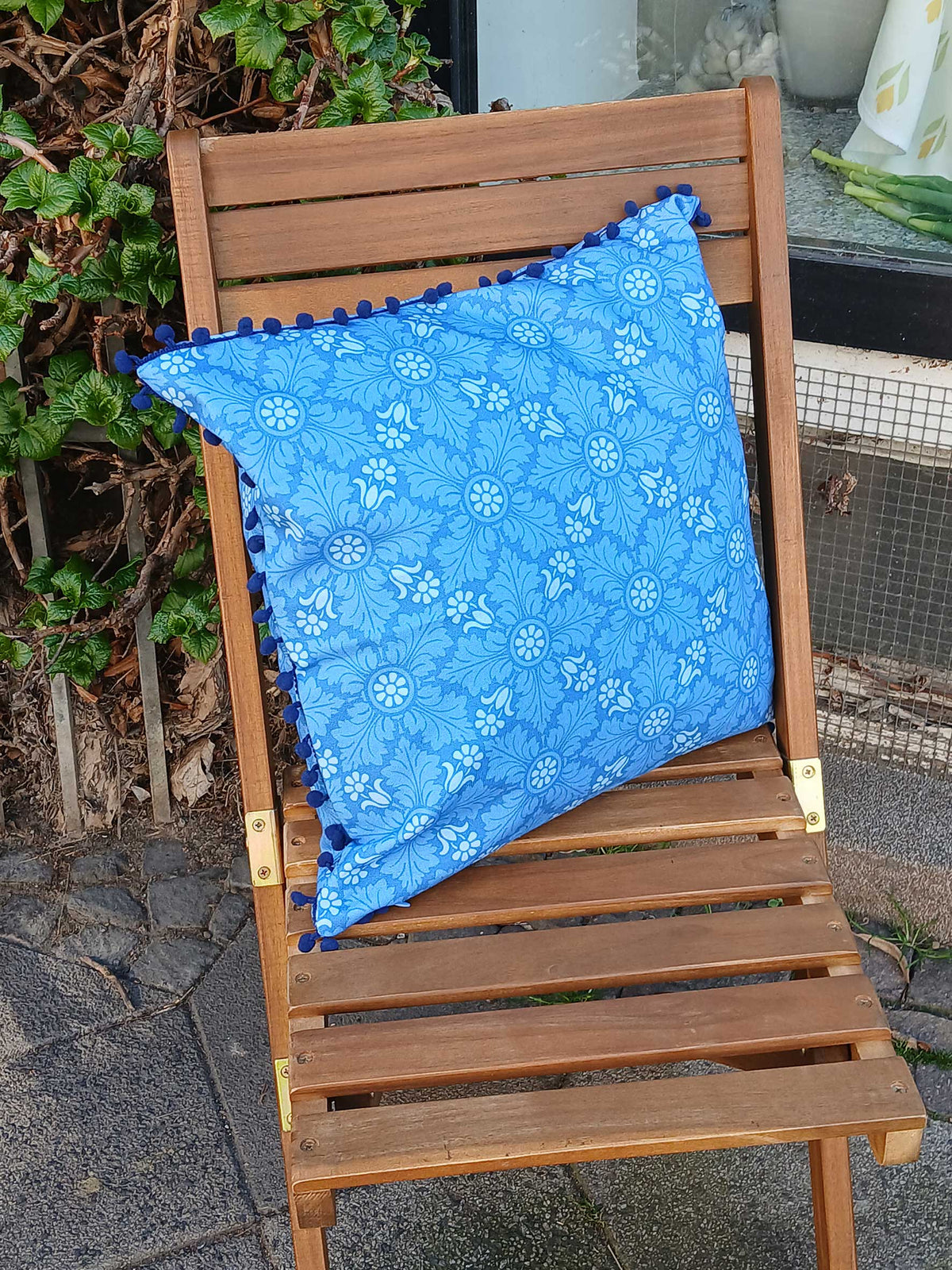 Kissenhülle, 50 x 50cm, Motiv "Eiskristall 3", mit dunkelblauen Pompons, verdeckter Reißverschluß, Baumwollstoff