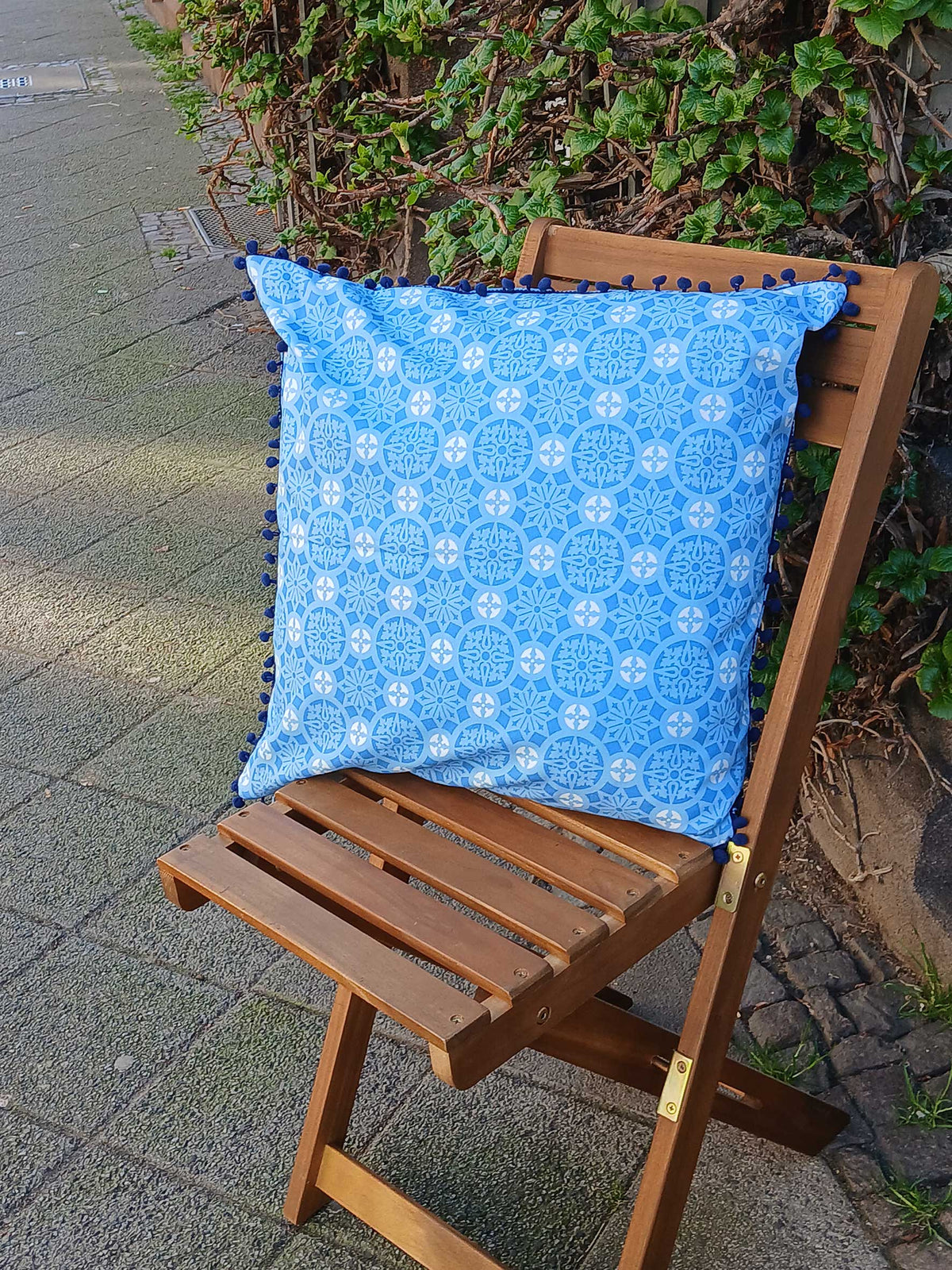 jeansblaue Kissenhülle, 50 x 50cm, Motiv "Schnee-3", mit dunkelblauen  Pompons, verdeckter Reißverschluß, Baumwollstoff
