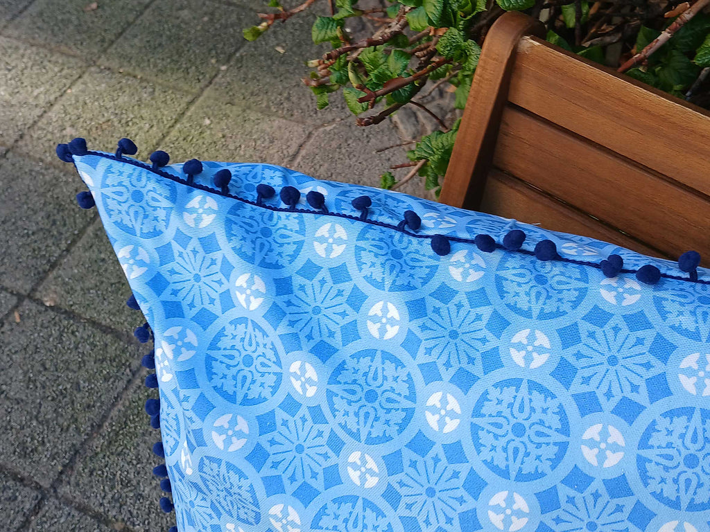 jeansblaue Kissenhülle, 50 x 50cm, Motiv "Schnee-3", mit dunkelblauen  Pompons, verdeckter Reißverschluß, Baumwollstoff
