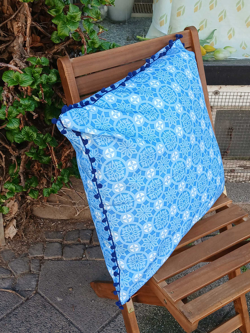 jeansblaue Kissenhülle, 50 x 50cm, Motiv "Schnee-3", mit dunkelblauen  Pompons, verdeckter Reißverschluß, Baumwollstoff