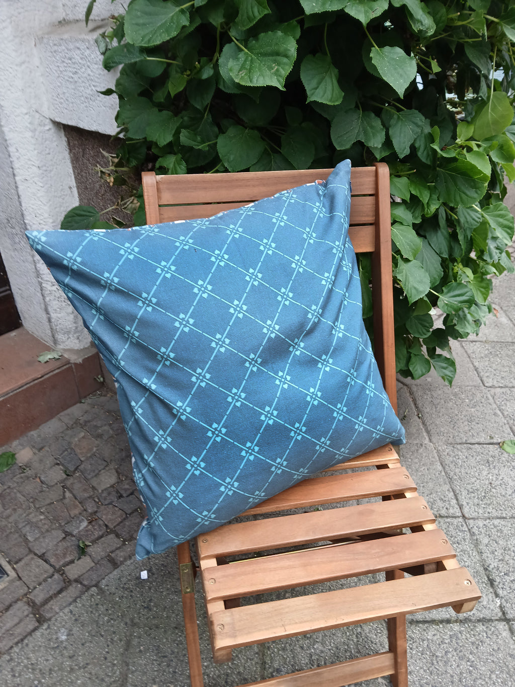 Cushion cover, 50x50cm, with zipper, cotton fabric, Herrenhaus motif, colorway "Light Blue Rock"