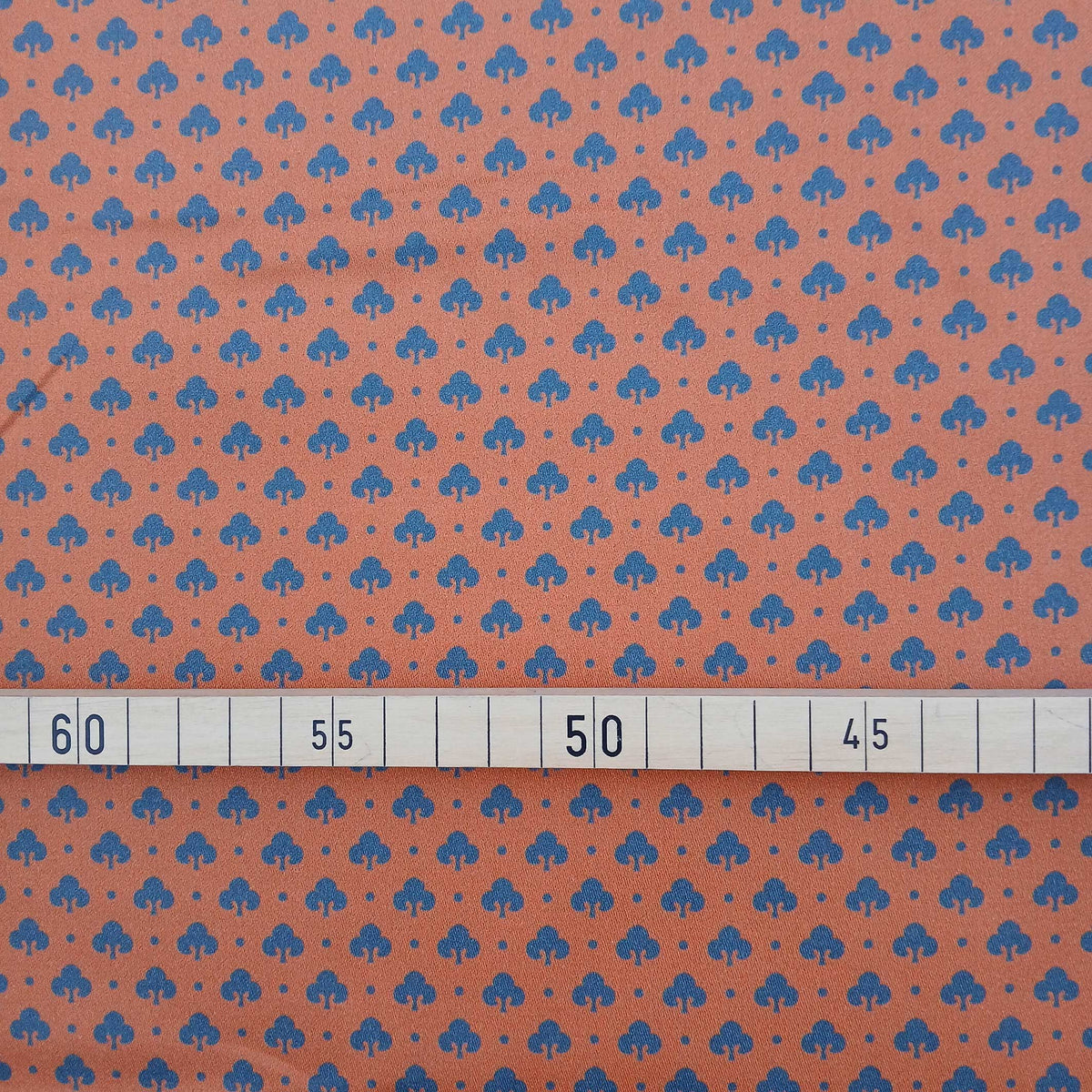 Mako-Satin, Meterware,  Muster "Klee", terrakotta/dunkelblau, 160cm, Baumwoll-Satin, Bluse Hemd Bettwäsche, glänzend, Baumwollsatin, Streumuster, Lilie, ziegelrot, navy