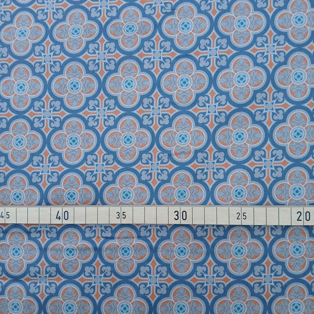 Dunkelblauer Mako-Satin, Meterware, Baumwolle,  "Herrenhaus", dunkelblau/grau-ziegelrot, zwei Mustergrößen, Fliesenmuster, geometrisch, Baumwollsatin, glänzend, Blusen, Hemden, Bettwäsche