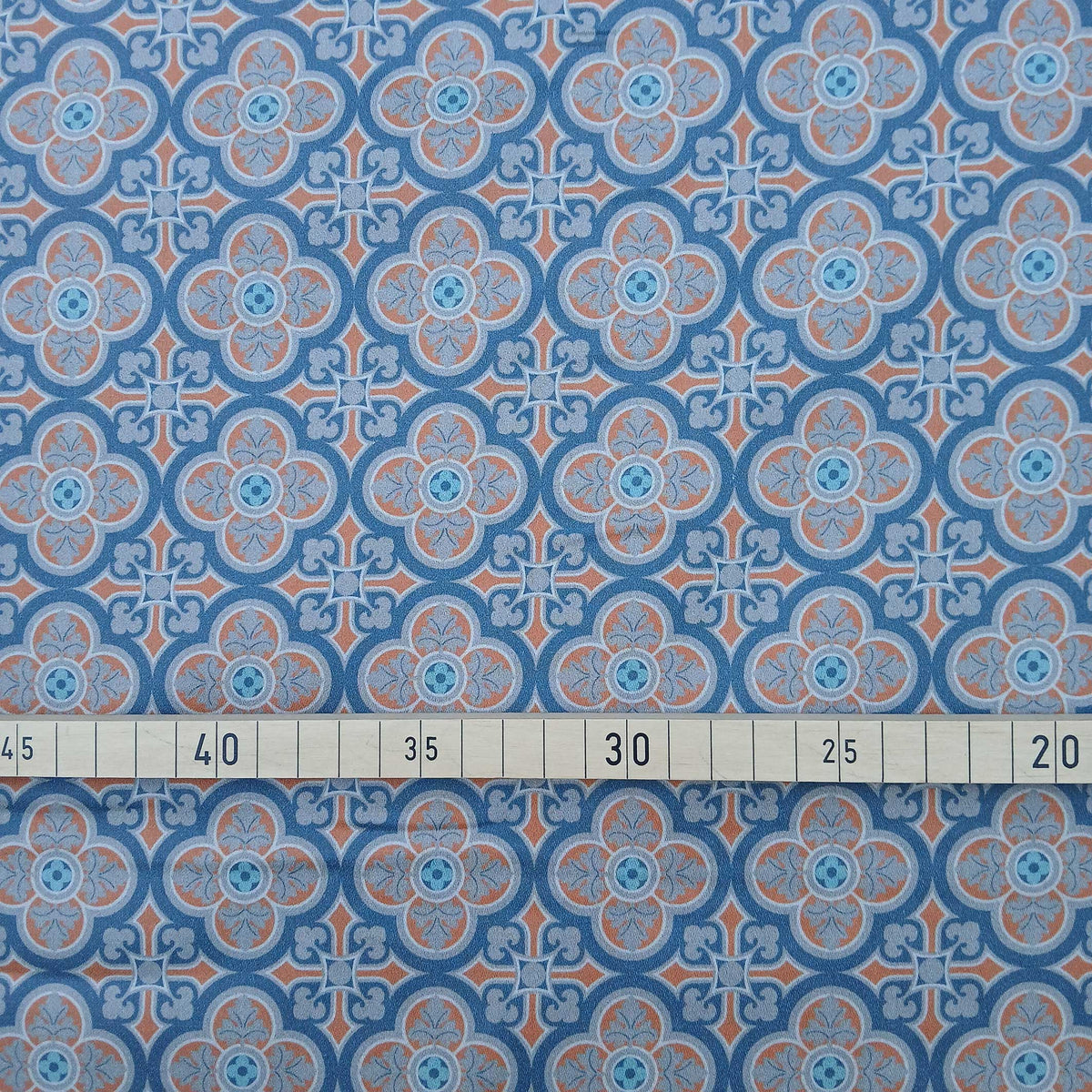 Dunkelblauer Mako-Satin, Meterware, Baumwolle,  "Herrenhaus", dunkelblau/grau-ziegelrot, zwei Mustergrößen, Fliesenmuster, geometrisch, Baumwollsatin, glänzend, Blusen, Hemden, Bettwäsche