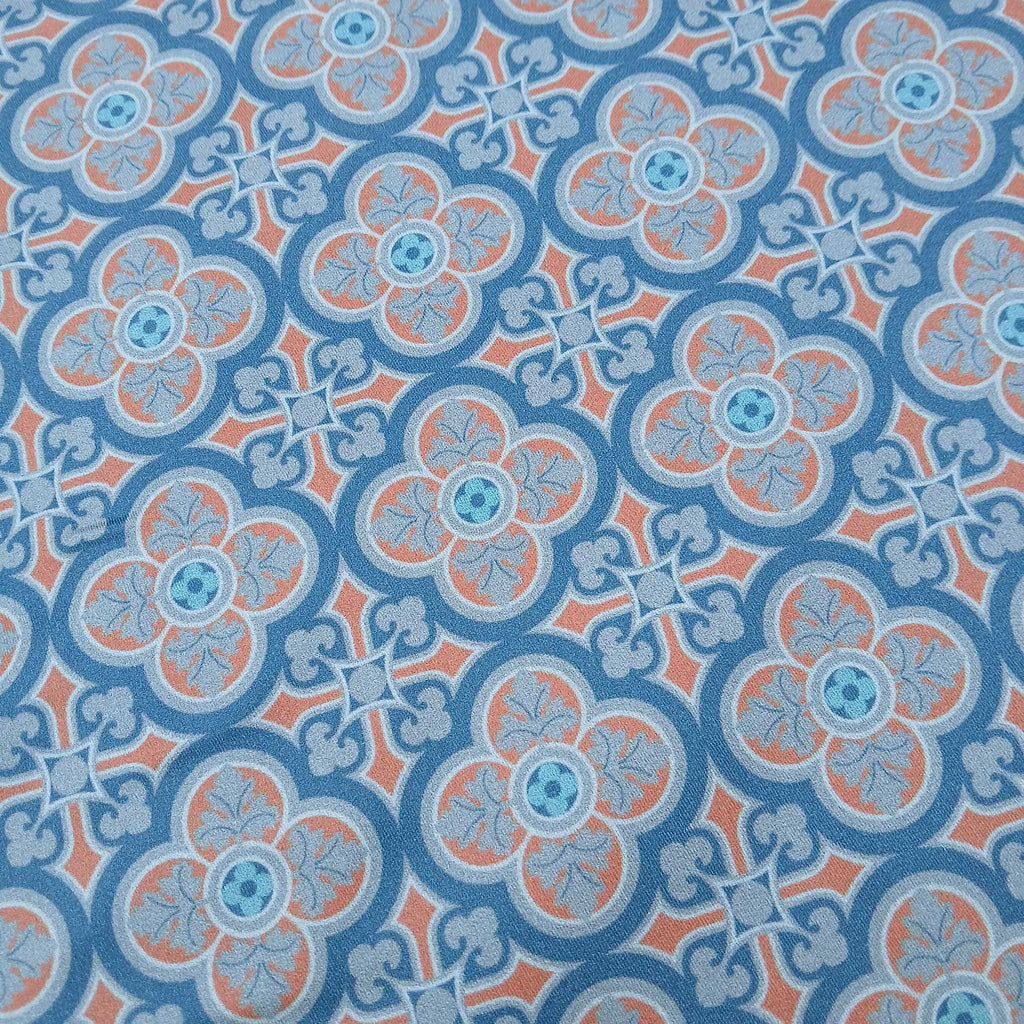 Dunkelblauer Mako-Satin, Meterware, Baumwolle,  "Herrenhaus", dunkelblau/grau-ziegelrot, zwei Mustergrößen, Fliesenmuster, geometrisch, Baumwollsatin, glänzend, Blusen, Hemden, Bettwäsche