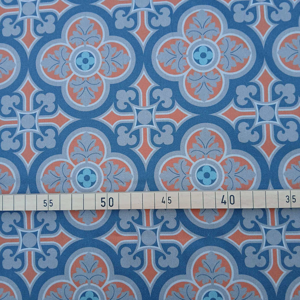 Dunkelblauer Mako-Satin, Meterware, Baumwolle,  "Herrenhaus", dunkelblau/grau-ziegelrot, zwei Mustergrößen, Fliesenmuster, geometrisch, Baumwollsatin, glänzend, Blusen, Hemden, Bettwäsche