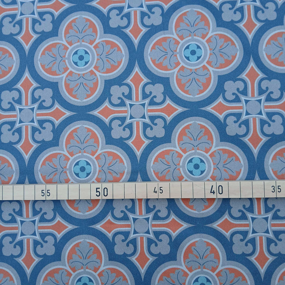Dunkelblauer Mako-Satin, Meterware, Baumwolle,  "Herrenhaus", dunkelblau/grau-ziegelrot, zwei Mustergrößen, Fliesenmuster, geometrisch, Baumwollsatin, glänzend, Blusen, Hemden, Bettwäsche