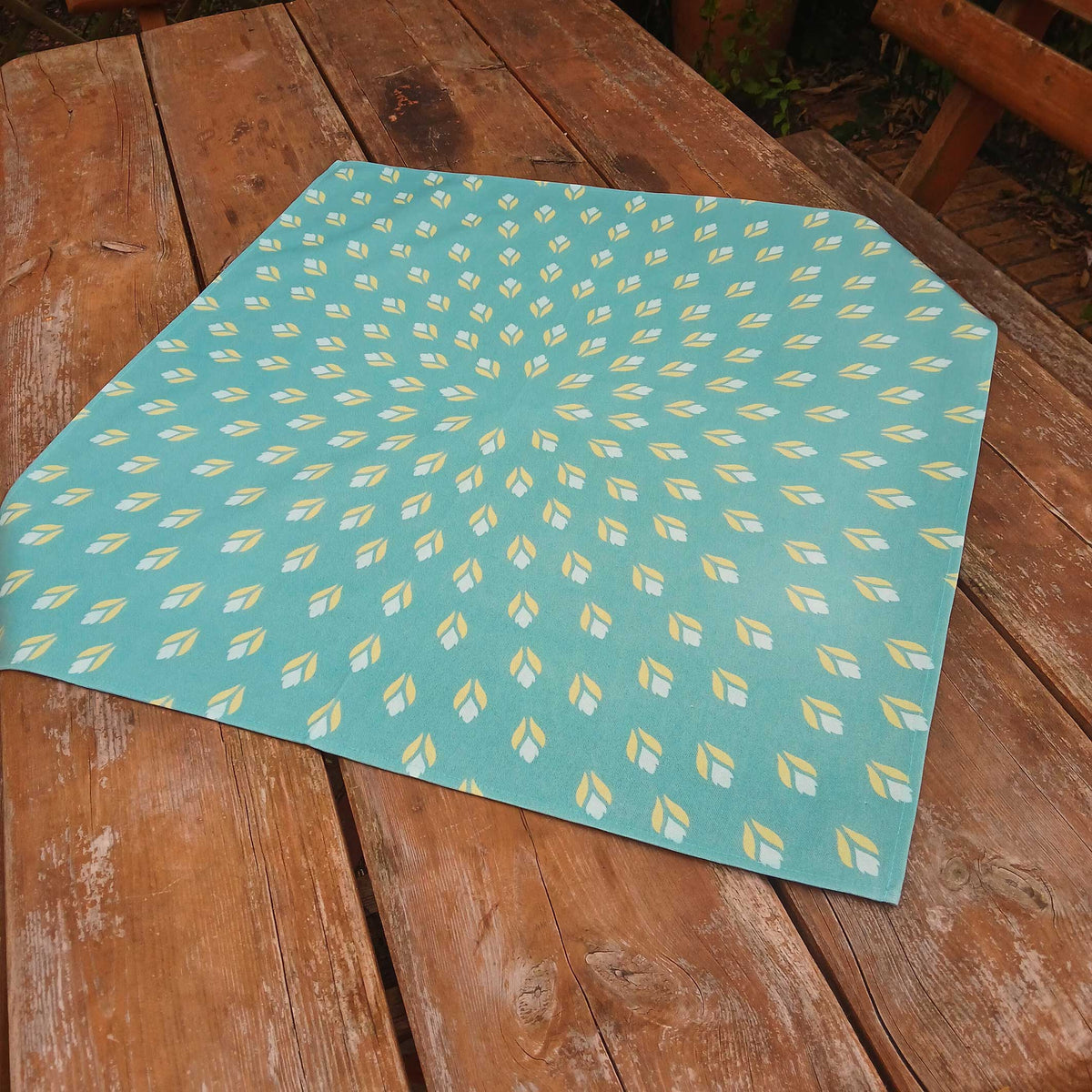 Quadratische Tischdecke,  Mitteldecke, 75x75cm, türkis, blassblau, hellgrün, Baumwollstoff, Krokus Tulpen