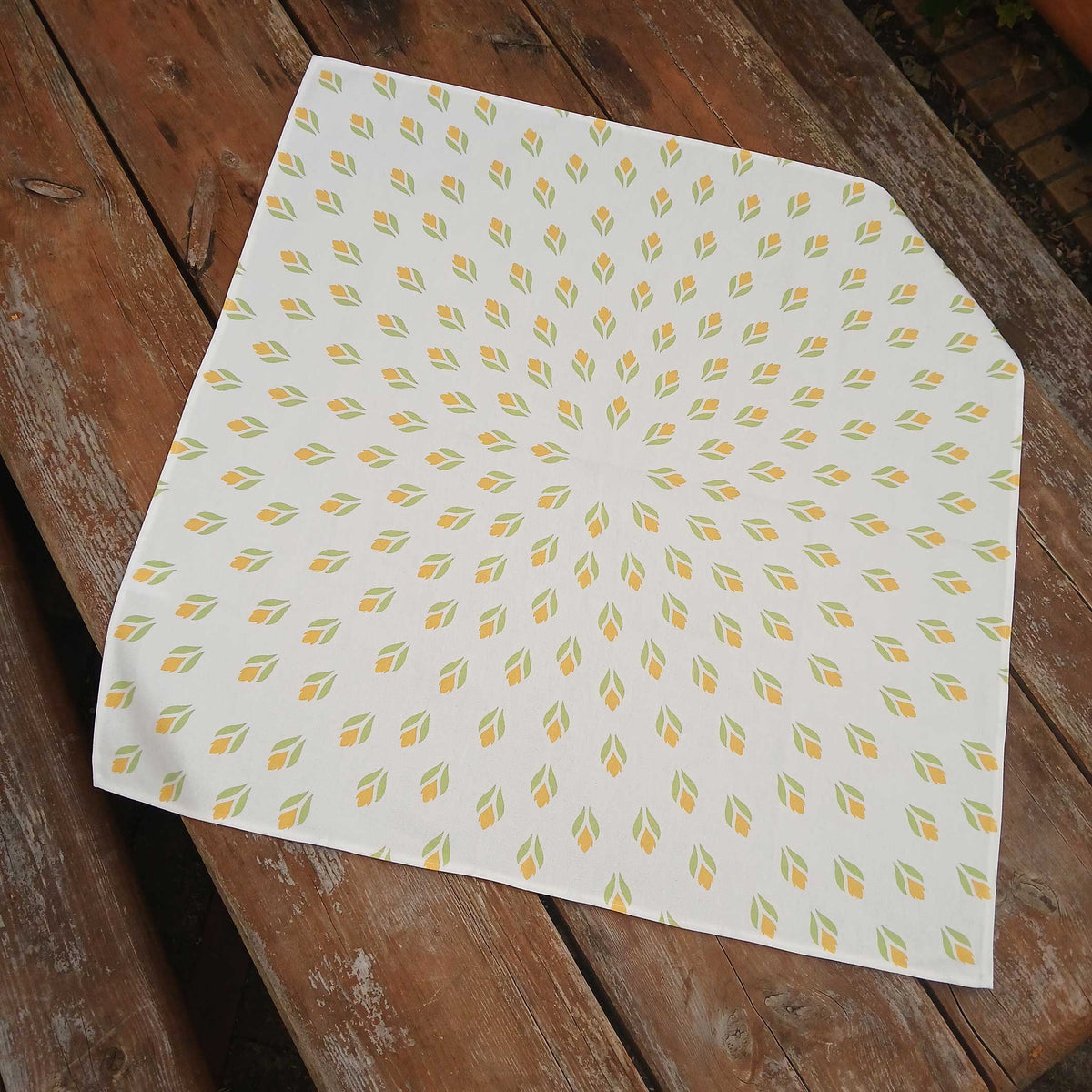 Quadratische Tischdecke,  Mitteldecke, 75x75cm, weiss, gelb, hellgrün, Baumwollstoff, Krokus Tulpen