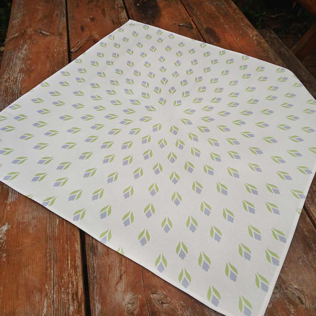 Quadratische Tischdecke,  Mitteldecke, 75x75cm, weiss, hellblau, hellgrün, Baumwollstoff, Krokus Tulpen