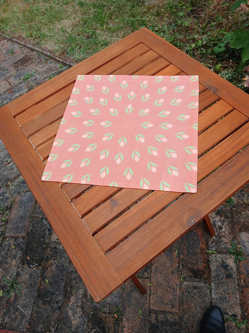 Cloth napkin, 40x40cm, 100% cotton, salmon-colored, crocuses, light green/pink, with 25mm mitered hem, table runner