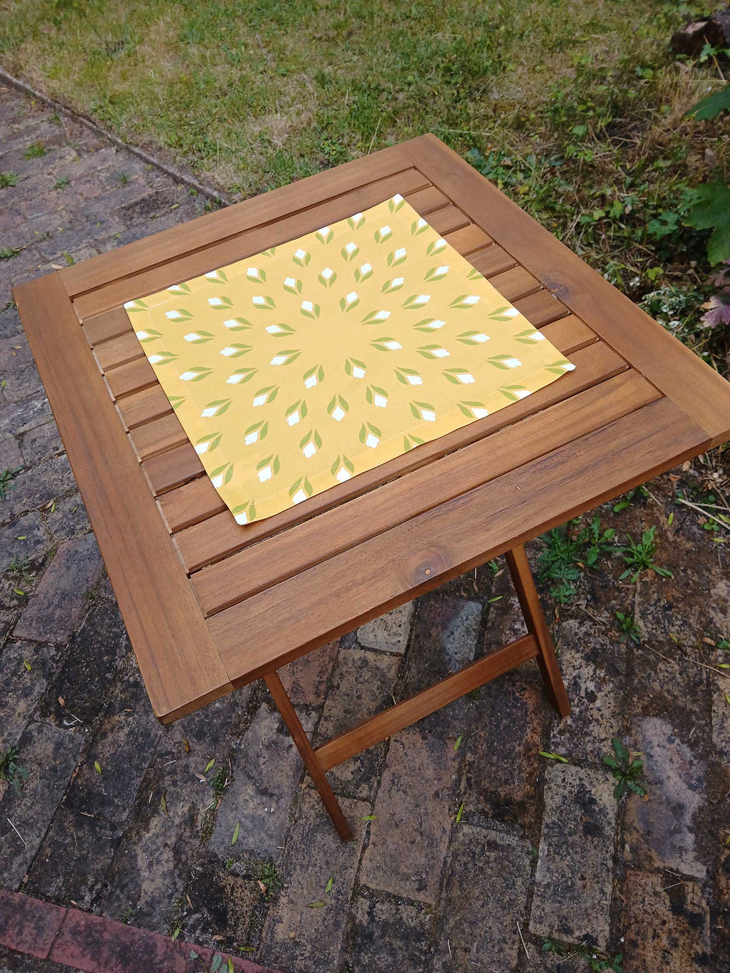 Stoffserviette, 40x40cm, 100% Baumwolle, gelb, Krokusse, weiß/grün, mit Briefecken-Saum 25mm, Tischdeckchen