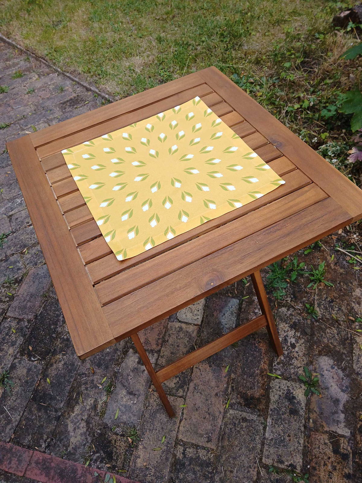 Fabric napkin, 40x40cm, 100% cotton, yellow, crocuses, white/green, with 25mm mitered hem, table runner