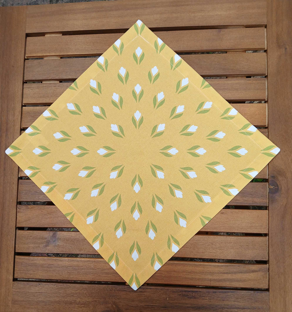 Fabric napkin, 40x40cm, 100% cotton, yellow, crocuses, white/green, with 25mm mitered hem, table runner