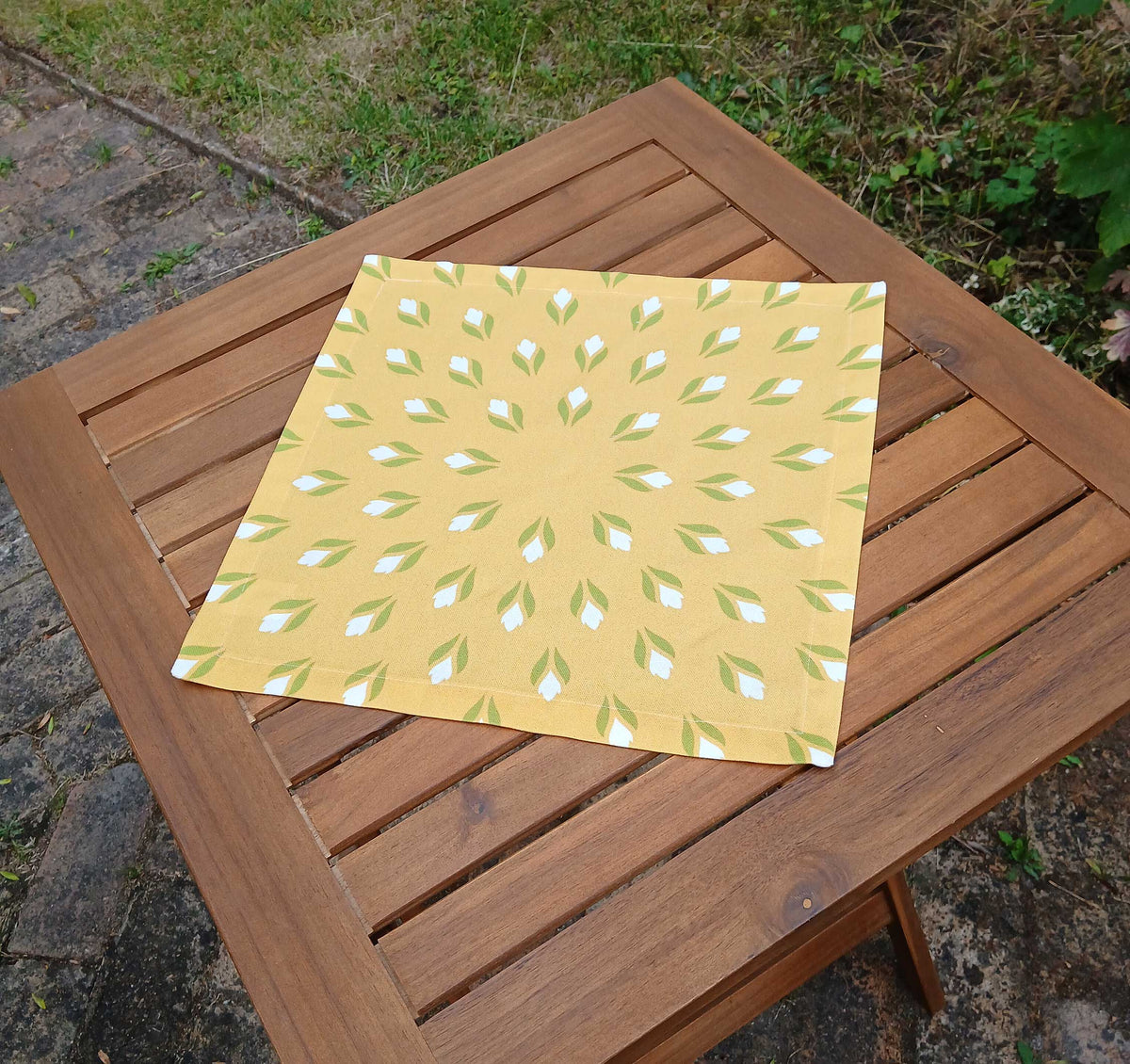 Fabric napkin, 40x40cm, 100% cotton, yellow, crocuses, white/green, with 25mm mitered hem, table runner
