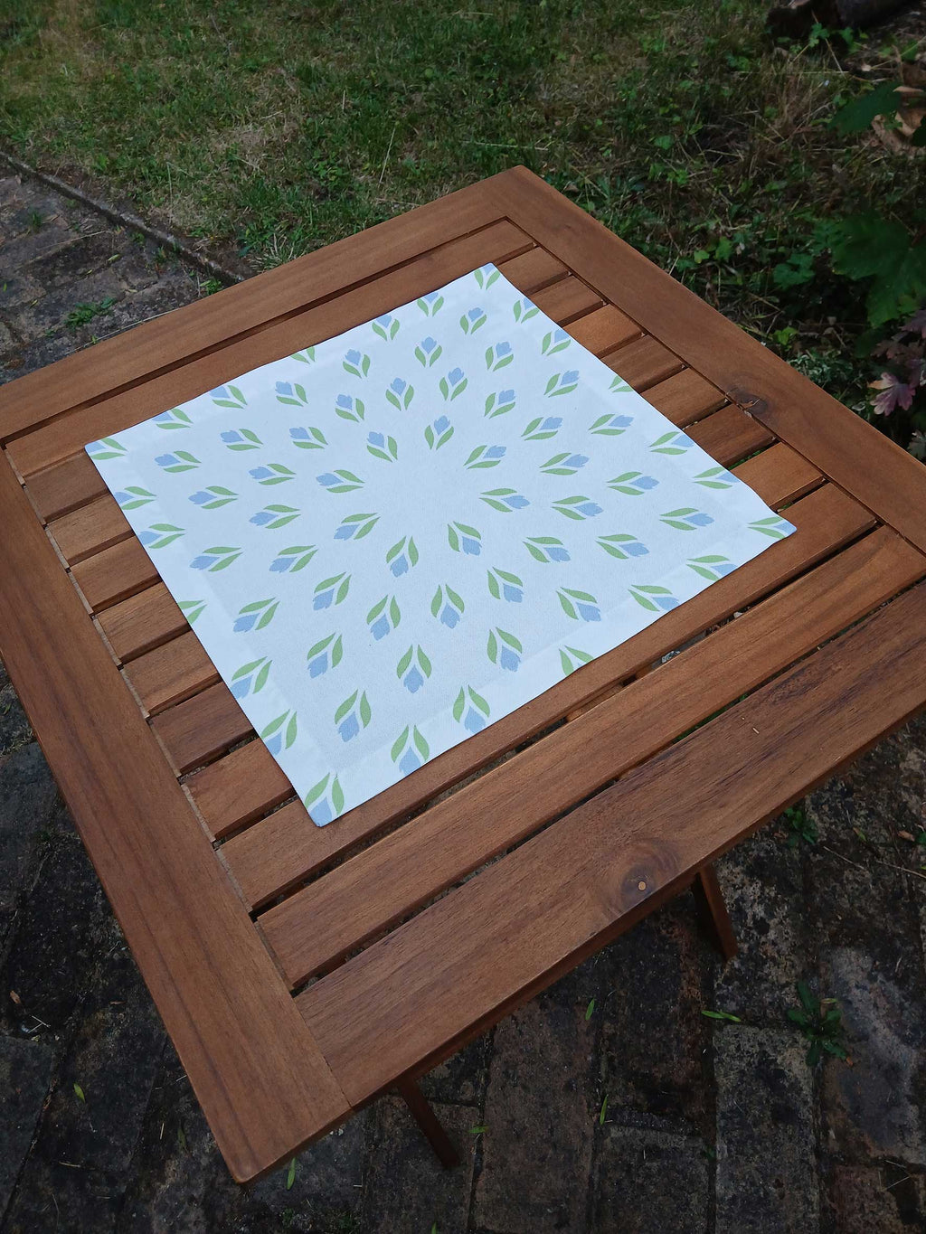 Fabric napkin, 40x40cm, 100% cotton, white, crocuses, light green/light blue, with 25mm envelope hem, placemat