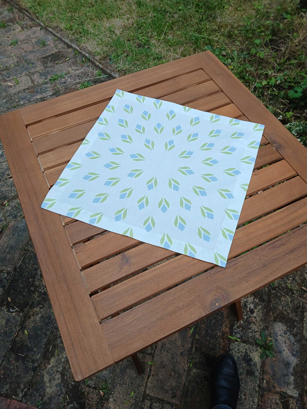 Fabric napkin, 40x40cm, 100% cotton, white, crocuses, light green/light blue, with 25mm envelope hem, placemat