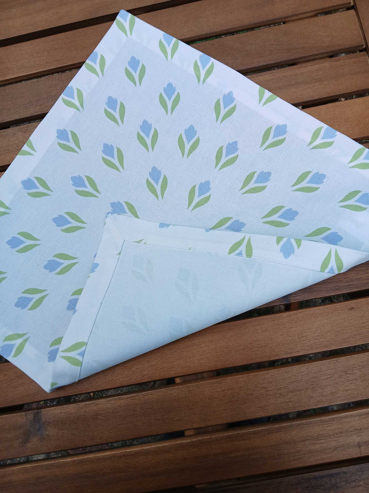 Fabric napkin, 40x40cm, 100% cotton, white, crocuses, light green/light blue, with 25mm envelope hem, placemat