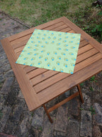 Stoffserviette, 40x40cm, 100% Baumwolle, hellgrün, Krokusse, grün/türkis, mit Briefecken-Saum 25mm, Tischdeckchen