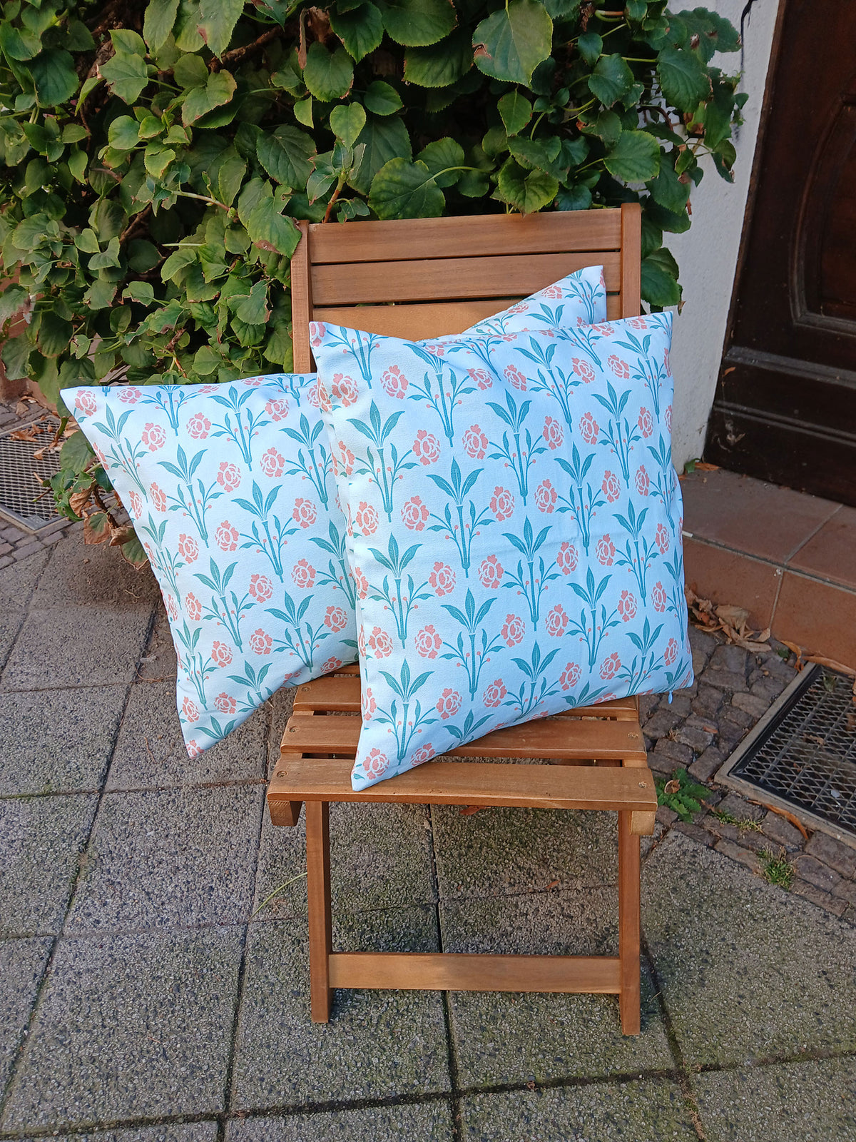 Kissenhülle, 40 x 40cm, Motiv "Erker", Farbstellung "Gartenteich" (Hellblau), blaugrün, altrosa