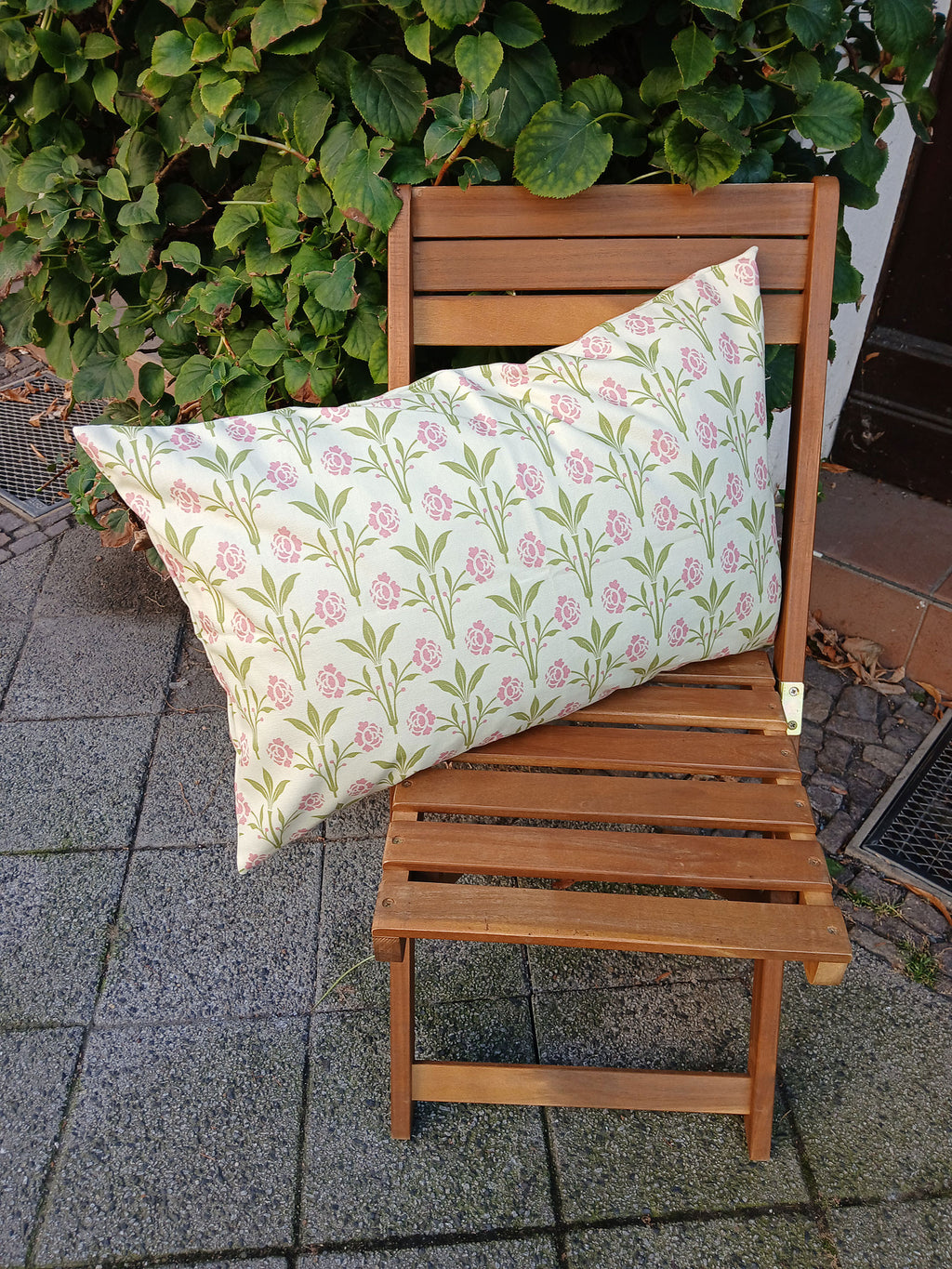 Kissenhülle, 60 x 40cm, Motiv "Erker", Farbstellung "Frühlingszauber" (Vanille/Hellgelb) mit grün und altrosa, Baumwollstoff, Reißverschluß, Gründerzeit, Landhausstil
