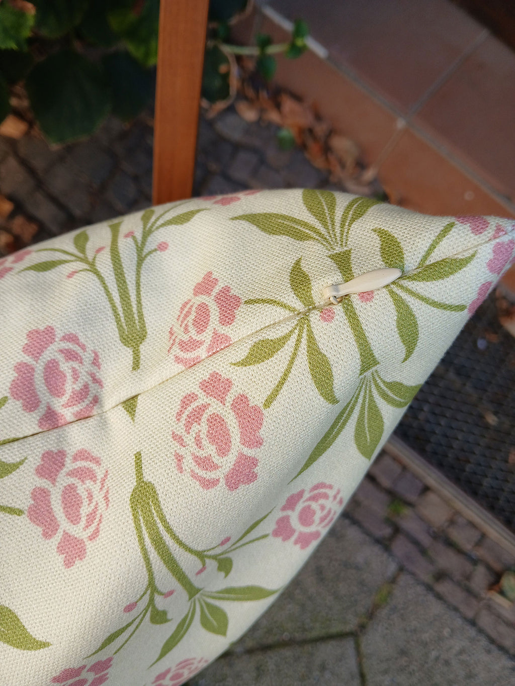 Kissenhülle, 60 x 40cm, Motiv "Erker", Farbstellung "Frühlingszauber" (Vanille/Hellgelb) mit grün und altrosa, Baumwollstoff, Reißverschluß, Gründerzeit, Landhausstil