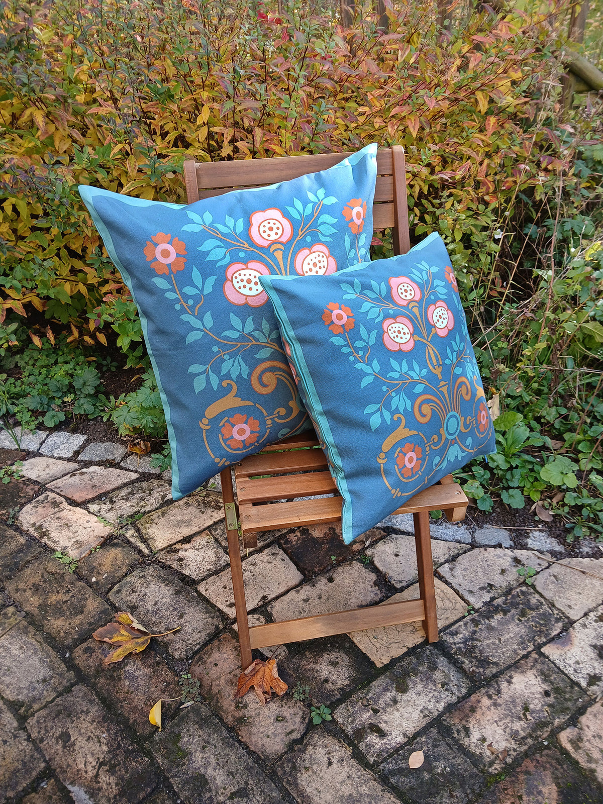 Kissenhülle, 40 x 40cm, Motiv "Bauerngarten", Farbstellung "Sommernacht" (Dunkelblau)