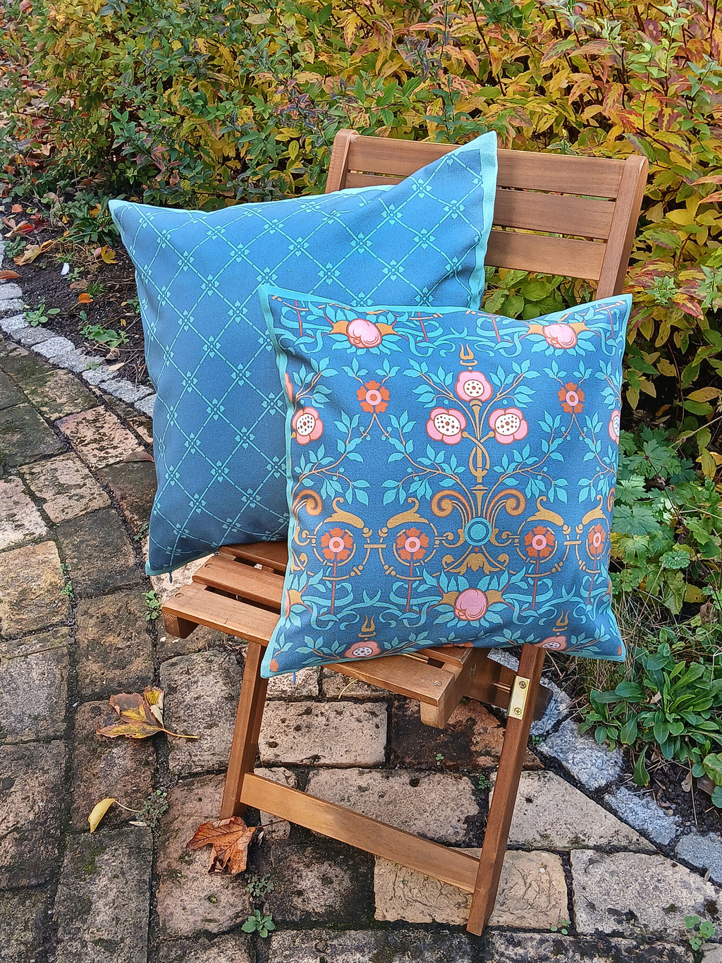 Kissenhülle, 40 x 40cm, Motiv "Bauerngarten", Farbstellung "Sommernacht" (Dunkelblau)