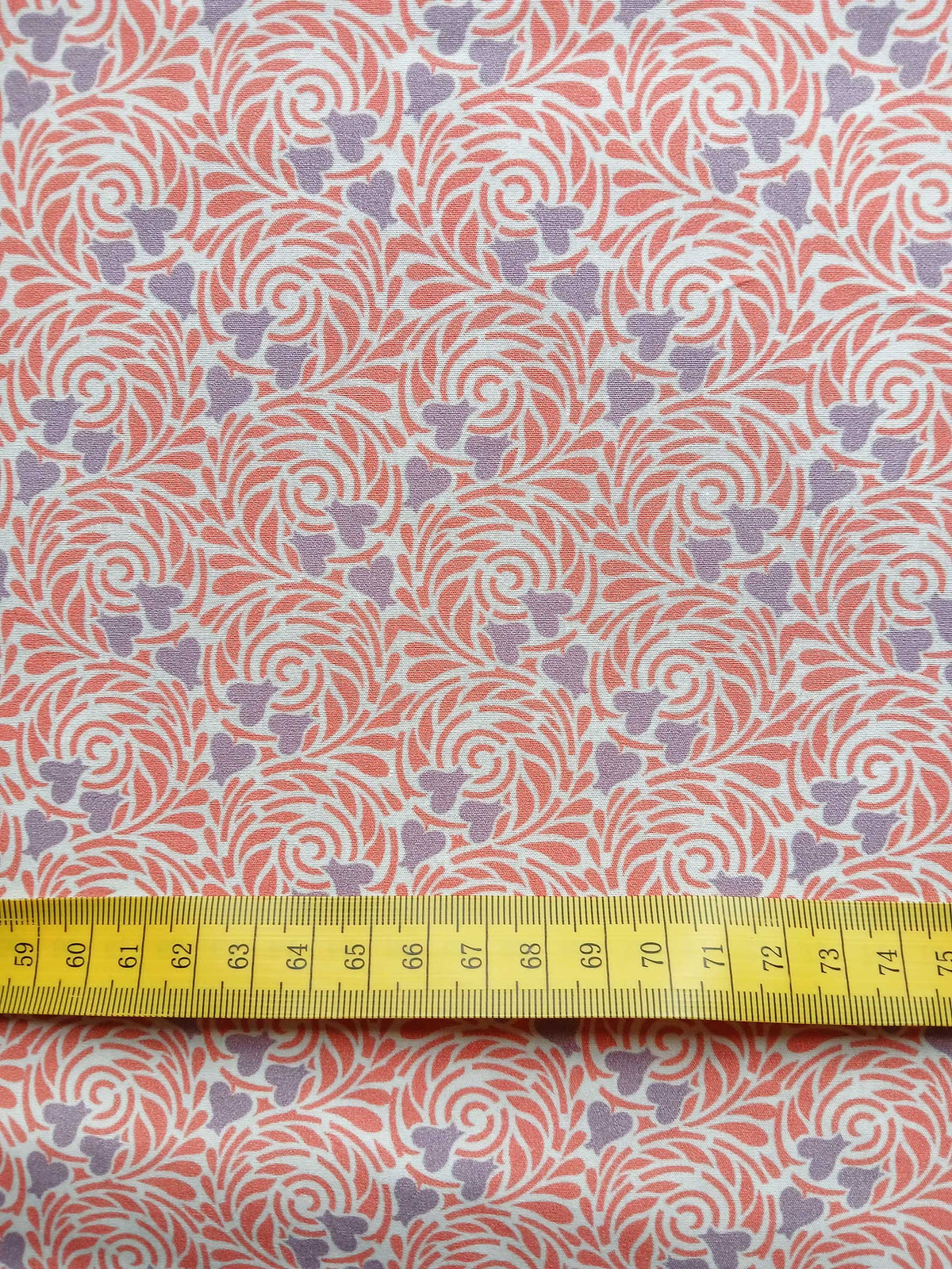 Popeline, Meterware, Baumwollstoff, GOTS, bio, Motiv Rabenwiese, rosa-violett, bio, weißer Grundton, Blusenstoff, Hemdenstoff, Futterstoff, Webware, Trachten, Dirndl, Patchwork