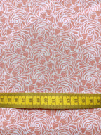 Popeline, Meterware, Baumwollstoff, Motiv Rabenwiese, lachsfarbig, bio, weißer Grundton, GOTS, Blusenstoff, Hemdenstoff, Webware, Futterstoff, Trachten, Dirndl, Patchworkstoff