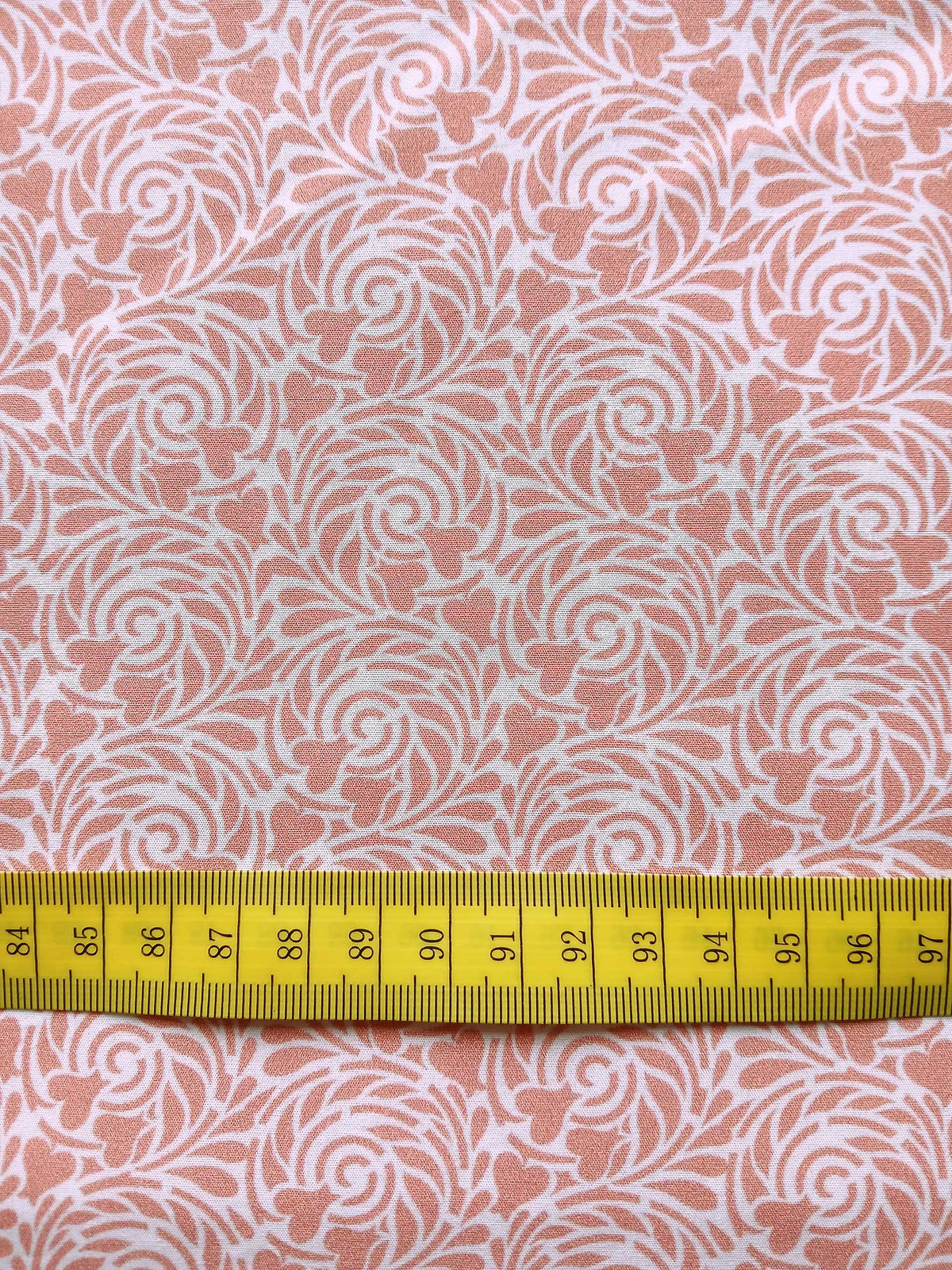 Popeline, Meterware, Baumwollstoff, Motiv Rabenwiese, lachsfarbig, bio, weißer Grundton, GOTS, Blusenstoff, Hemdenstoff, Webware, Futterstoff, Trachten, Dirndl, Patchworkstoff