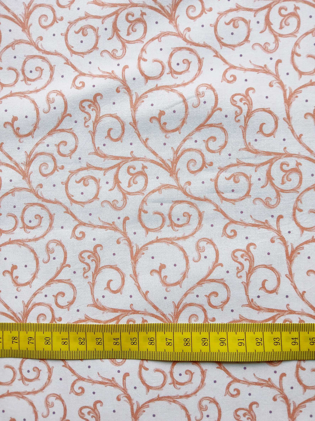 Popeline, Meterware, Baumwollstoff, Motiv Dornenhecke, weiß-rosa, bio, violette Pünktchen, GOTS, Futterstoff, Webware, Blusenstoff, Hemdenstoff, Patchworkstoff, Trachten, Dirndl