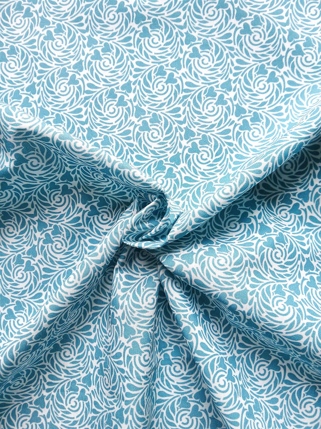Popeline, Meterware, Baumwollstoff, Motiv Rabenwiese, wasserblau, bio, GOTS, Futterstoff, Webware, Blusenstoff, Hemdenstoff, Patchworkstoff, Dirndl, Trachten