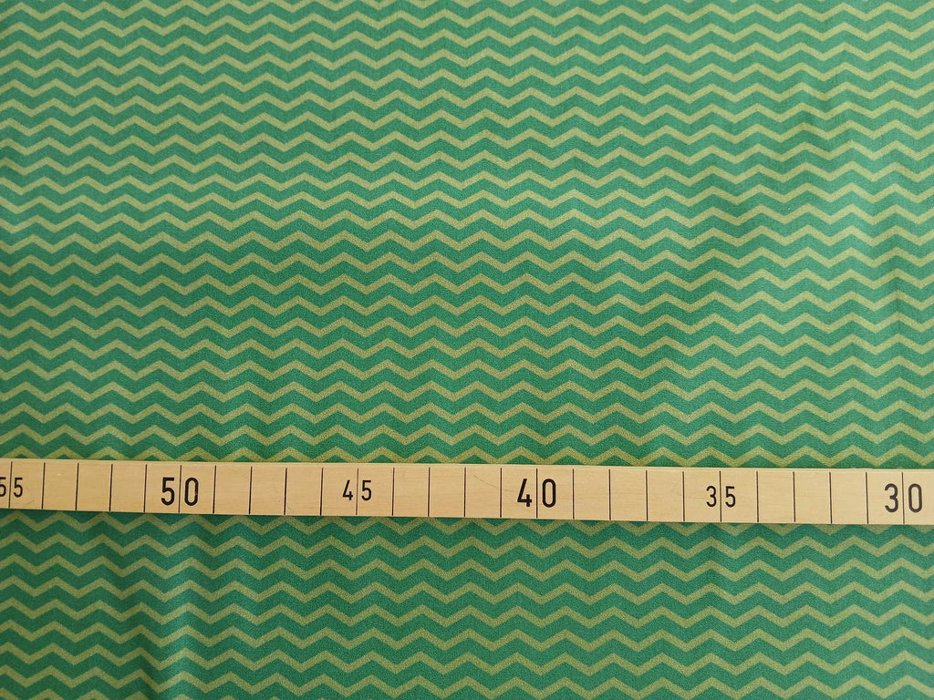 Poplin, cotton fabric, sold by the metre, zigzag pattern, pistachio green/green, GOTS-certified organic, woven fabric, blouse fabric, shirt fabric, traditional attire, patchwork, dirndl dresses