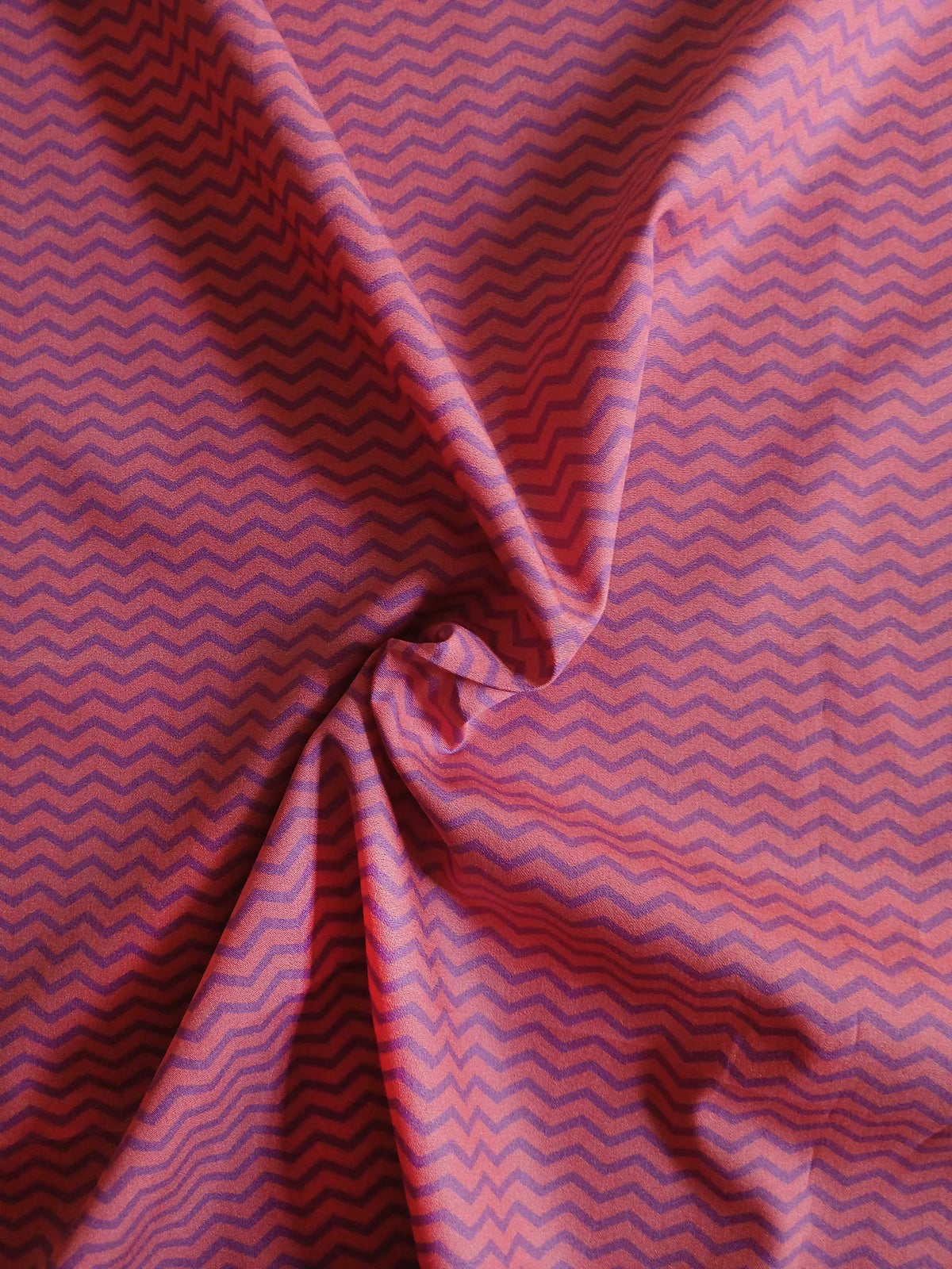 Popeline, Baumwollstoff, Meterware, Zickzack-Muster, Rotviolett/koralle/rot GOTS, bio, Webware, Blusenstoff, Hemdenstoff, Trachten, Patchwork, Dirndl
