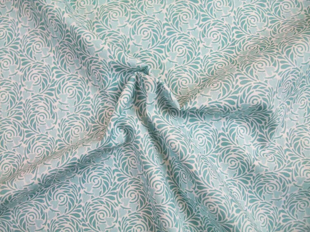 Popeline, Meterware, Baumwollstoff, Motiv Rabenwiese, wasserblau-hellblau, bio, GOTS Grundton weiß, Spiralmuster mit herzförmigen Blüten, Futterstoff, Webware, Blusenstoff, Hemdenstoff, Patchworkstoff