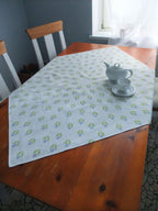 Quadratische Tischdecke,  weiß/hellblau, Krokusmotiv, Ostern, Frühling, 110x110cm oder 155x155cm